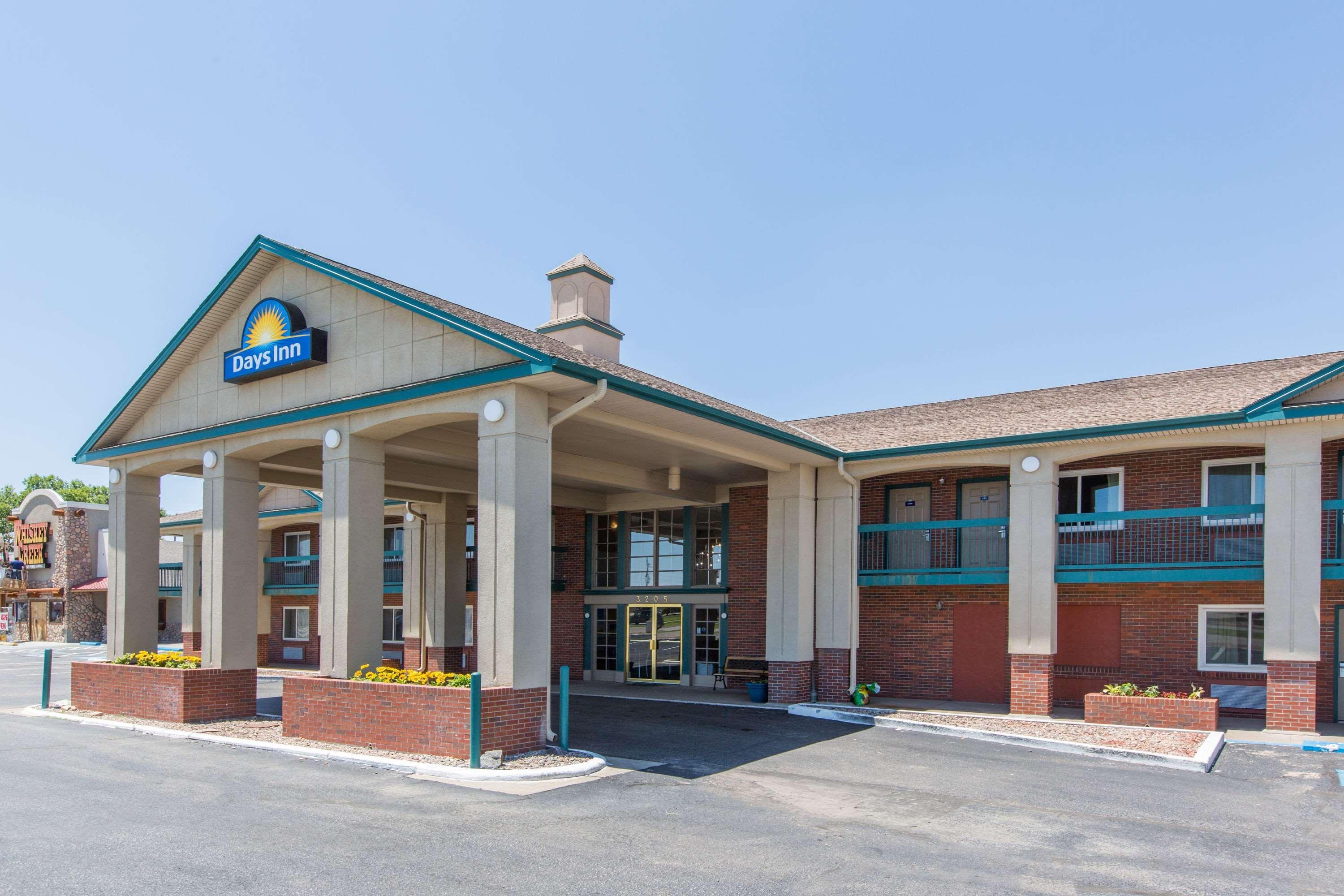 Days Inn By Wyndham Hays Exterior photo