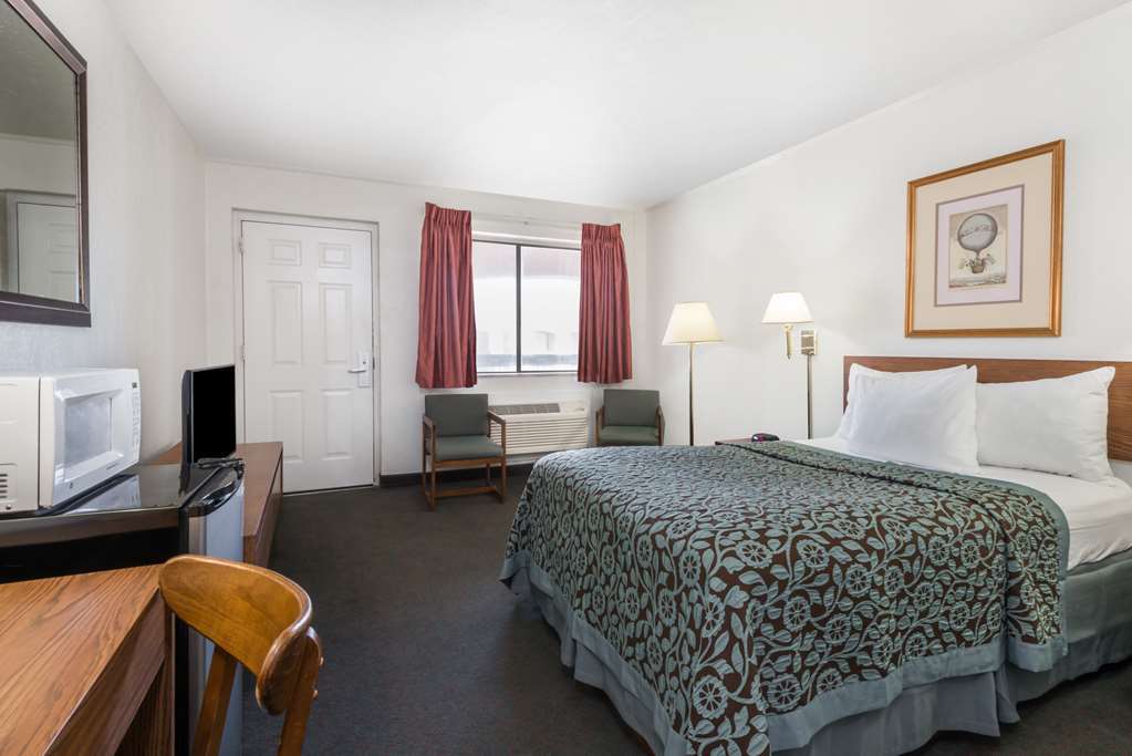 Days Inn By Wyndham Hays Room photo